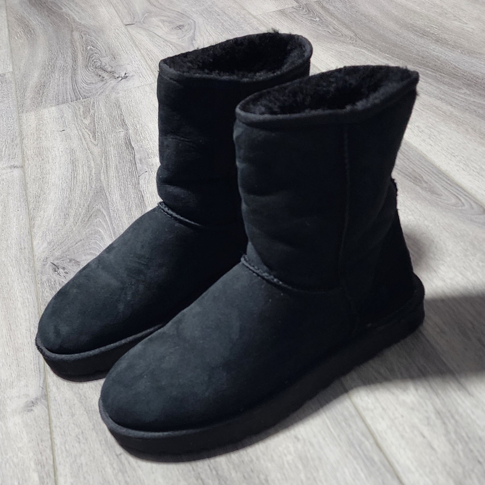 UGG Classic Short II Black Suede Boots With Skeepskin Lining Womens Size 9